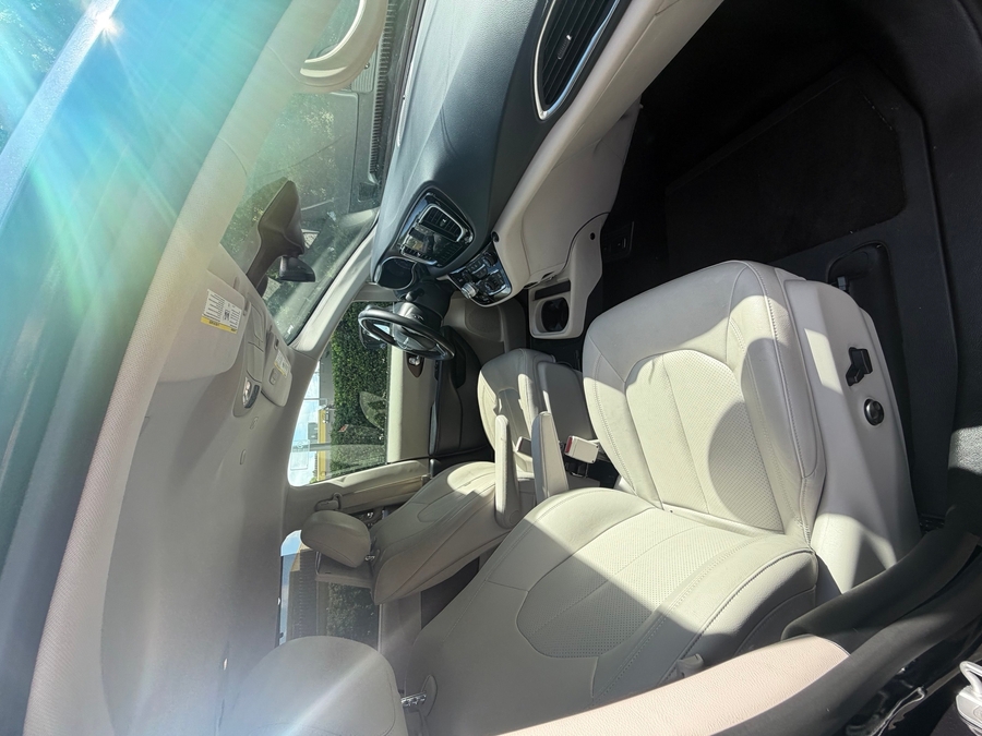 Silver Chrysler Pacifica image number 11