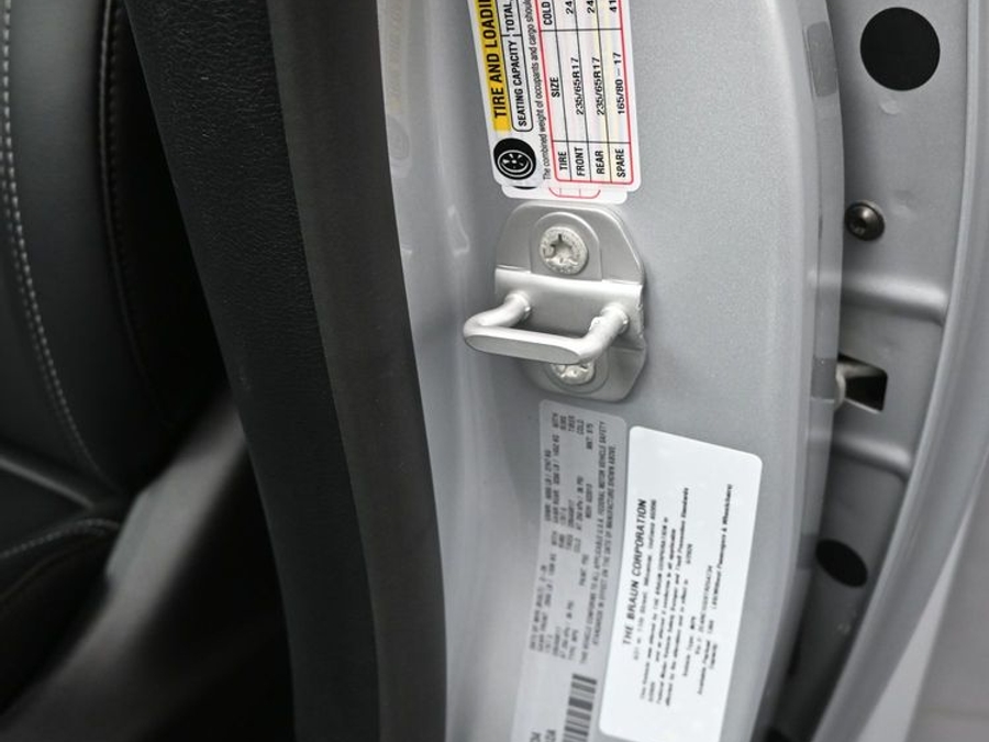 Silver Chrysler Voyager image number 15