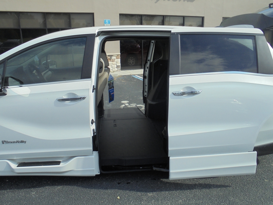 White Honda Odyssey image number 10