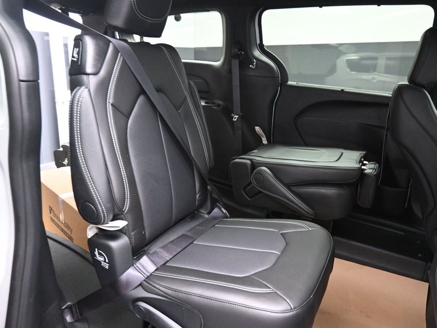 White Chrysler Pacifica image number 10