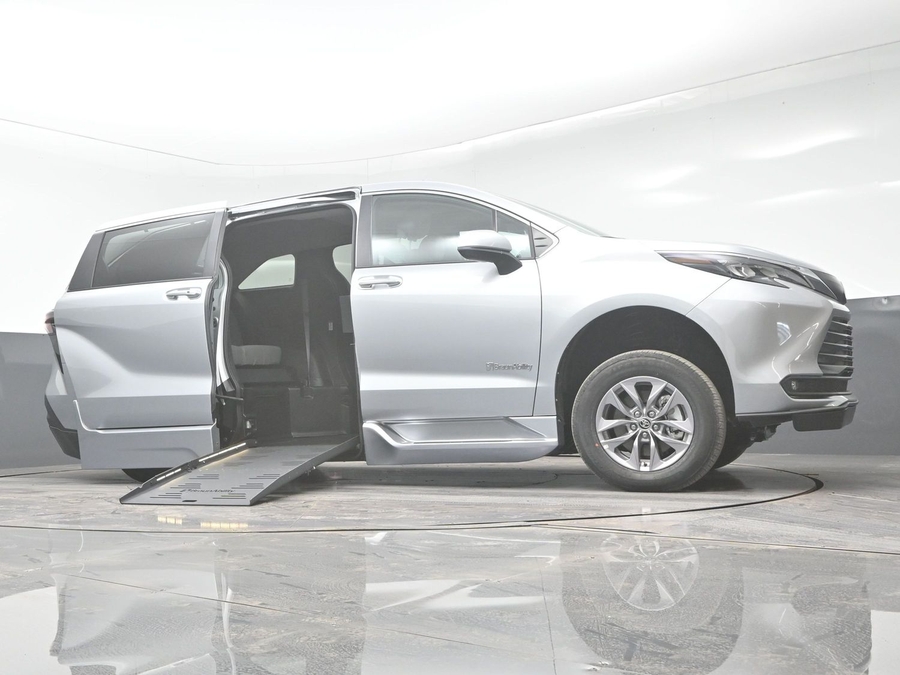 New 2025 Toyota Sienna Hybrid XLE Base - BraunAbility Side Entry Entry Fold Out Automatic Ramp