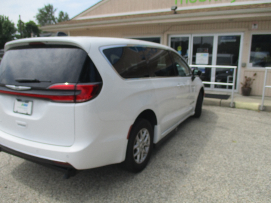 White Chrysler Pacifica image number 14