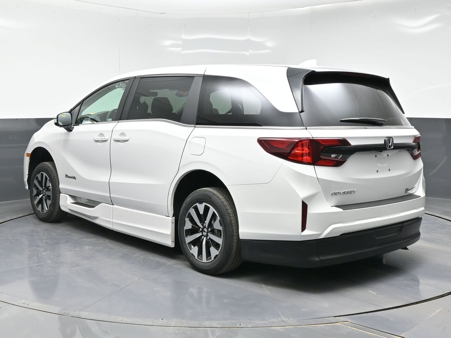 White Honda Odyssey image number 4