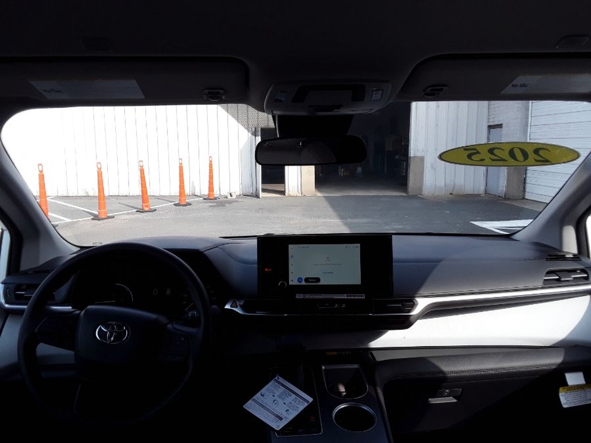 2025 TOYOTA SIENNA - Image 9