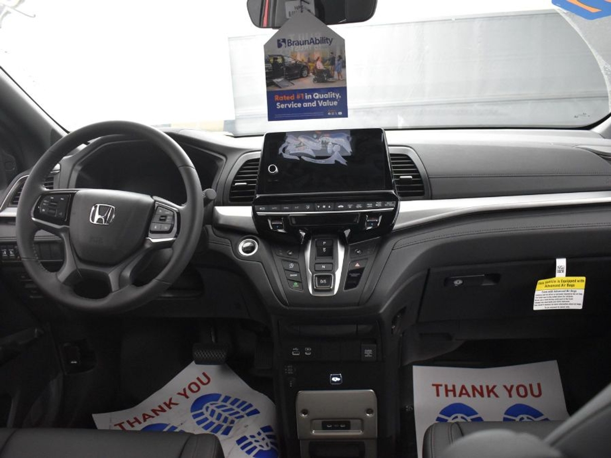 Red Honda Odyssey image number 12