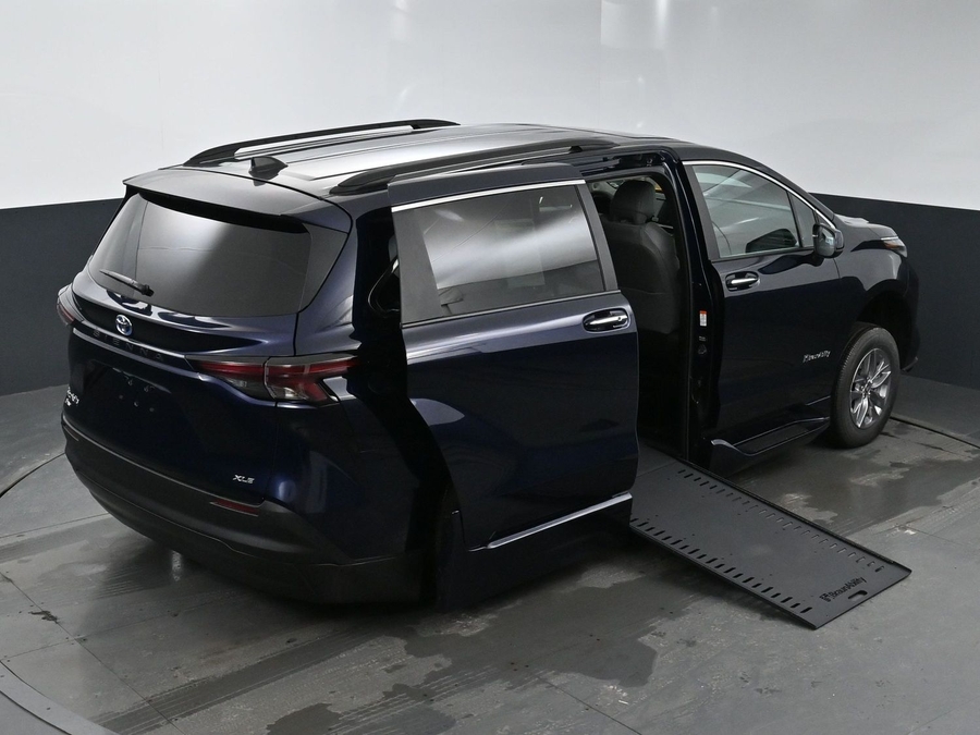 New 2025 Toyota Sienna Hybrid XLE Plus - BraunAbility Side Entry Entry In Floor Automatic Ramp