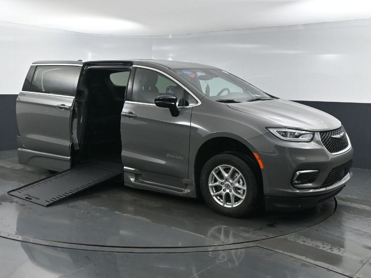 2025 Chrysler Pacifica Select's photo
