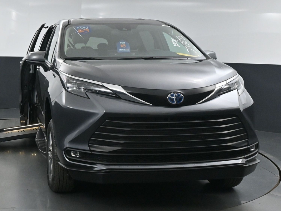 New 2025 Toyota Sienna Hybrid XLE Base - BraunAbility Side Entry Entry Fold Out Automatic Ramp