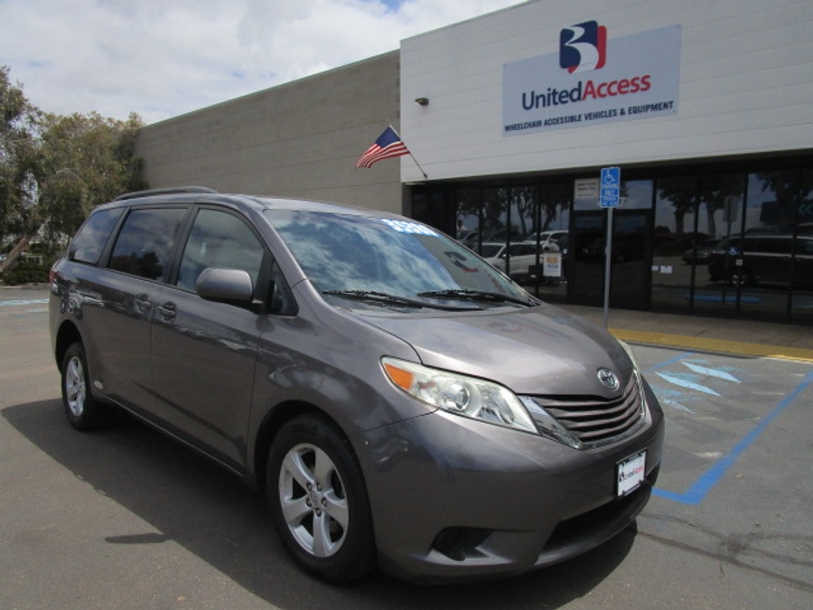 Used 2015 Toyota Sienna LE - FRE Rear Entry Entry Fold Out Manual Ramp