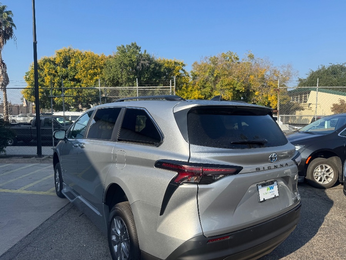 2024 TOYOTA SIENNA - Image 12