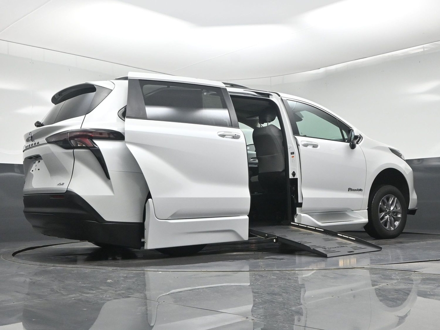 White Toyota Sienna image number 21