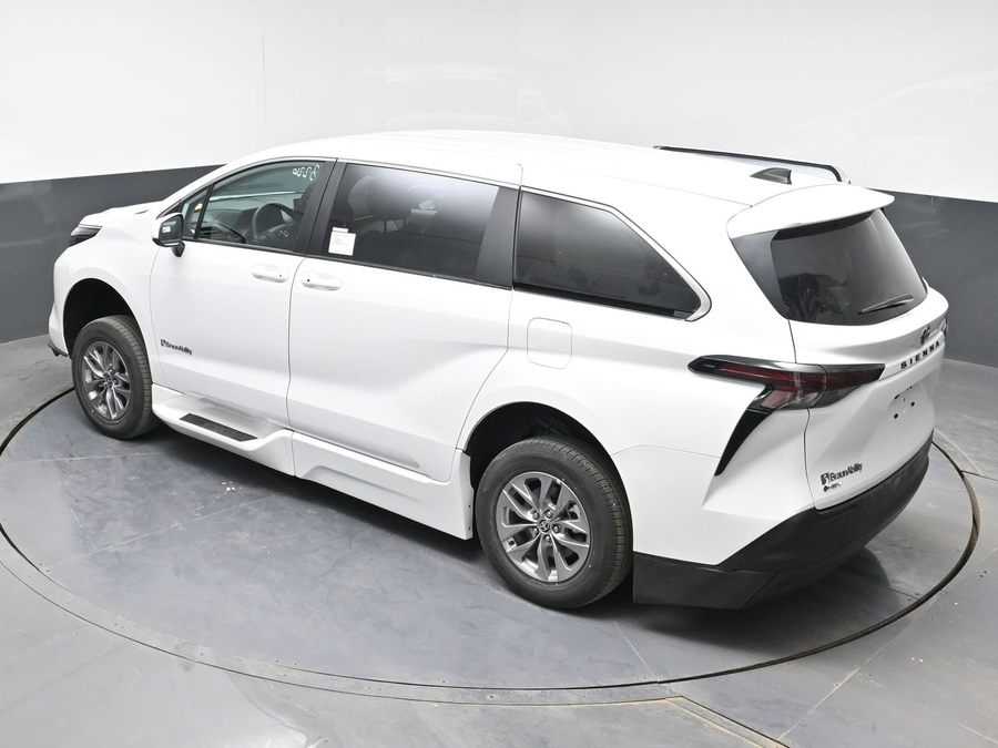 New 2026 Toyota Sienna Hybrid LE - BraunAbility Side Entry Entry Fold Out Automatic Ramp