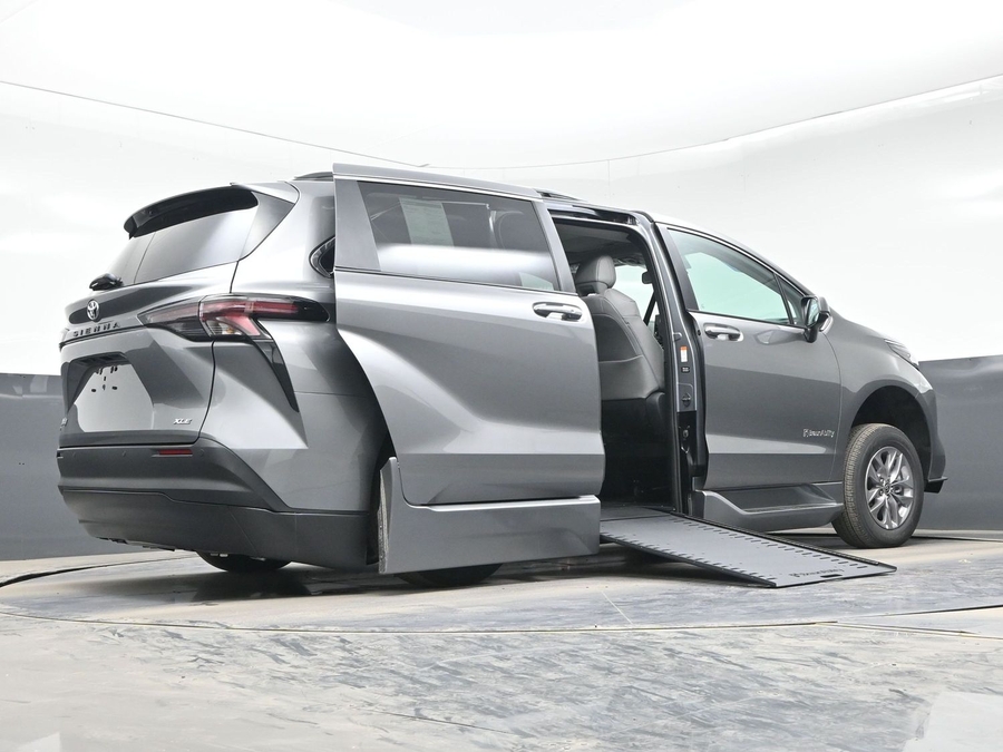 Grey Toyota Sienna image number 19