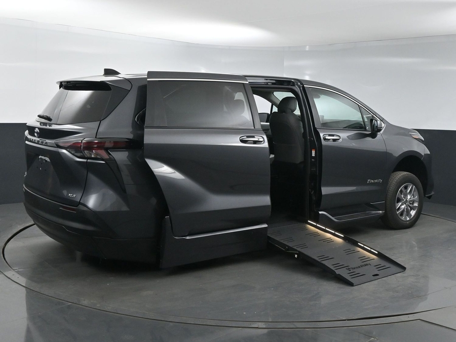 New 2025 Toyota Sienna Hybrid XLE Base - BraunAbility Side Entry Entry Fold Out Automatic Ramp