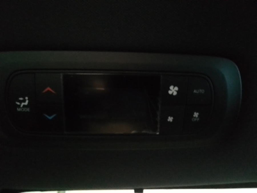 White Chrysler Pacifica image number 32
