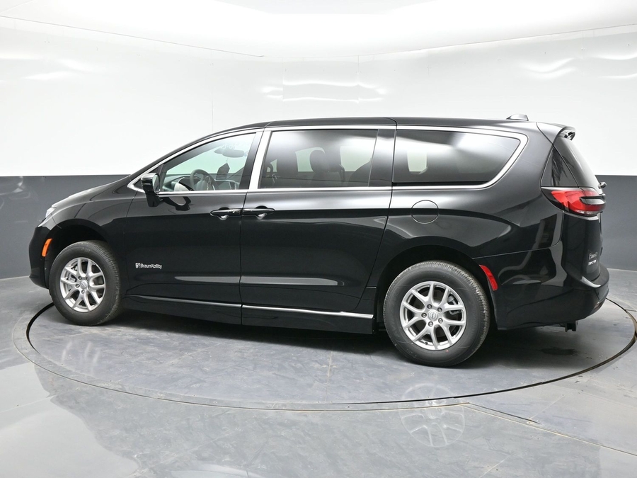 Black Chrysler Pacifica image number 3