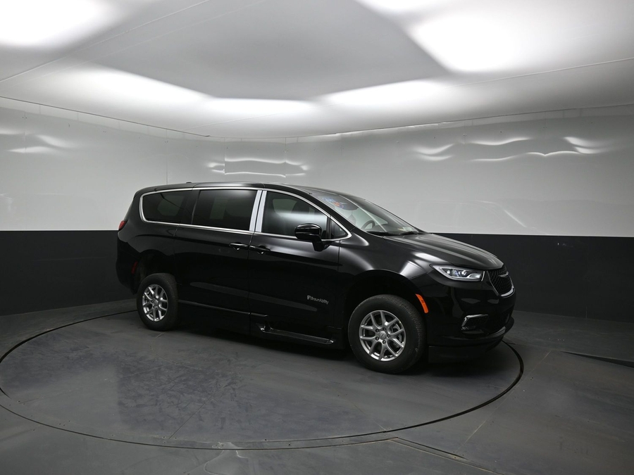 Black Chrysler Pacifica image number 14