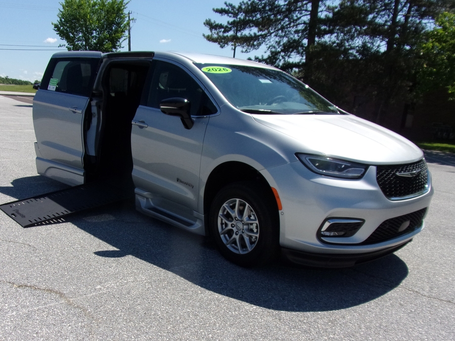 2026 Chrysler Pacifica Select's photo