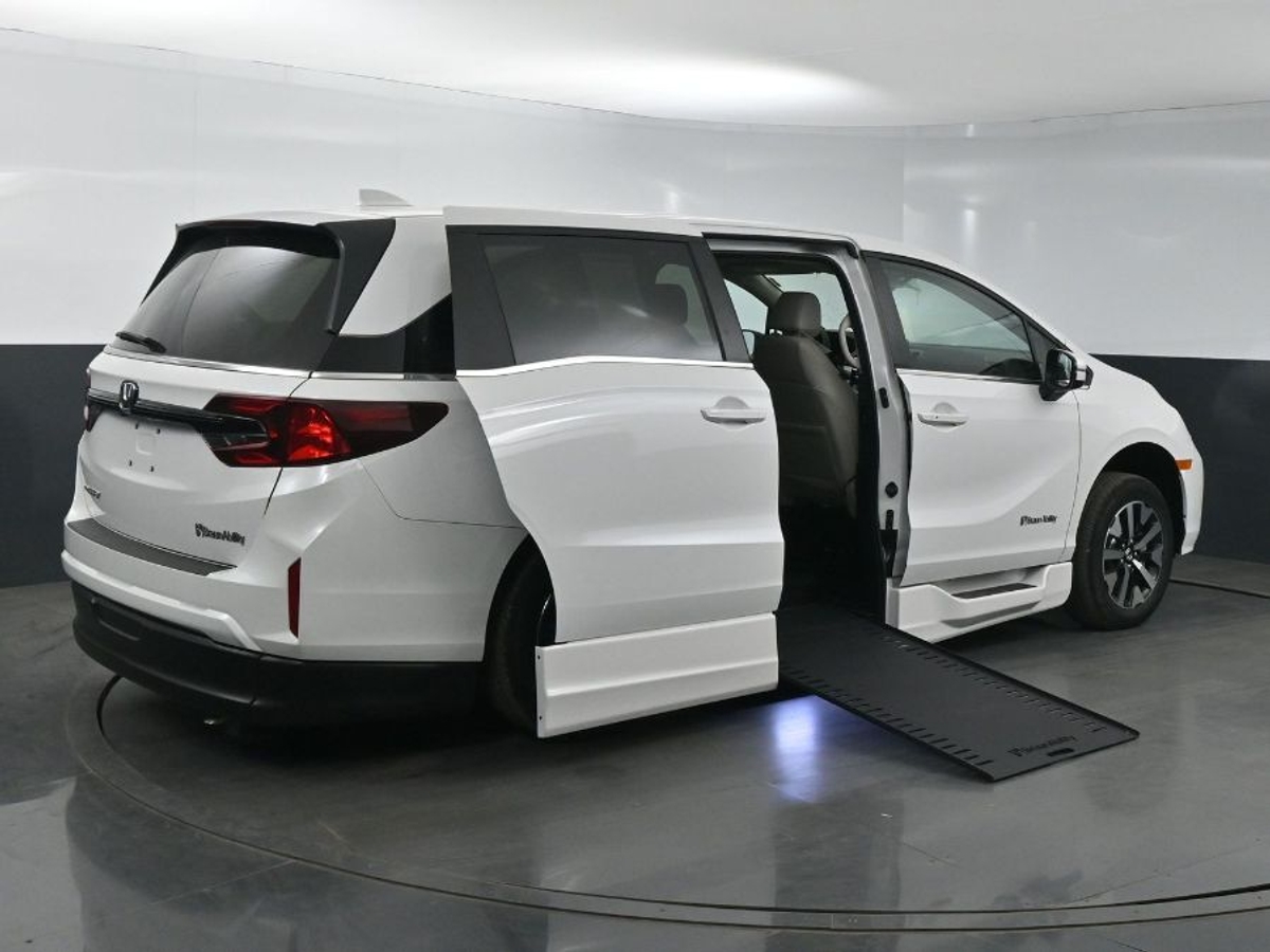 White Honda Odyssey image number 6