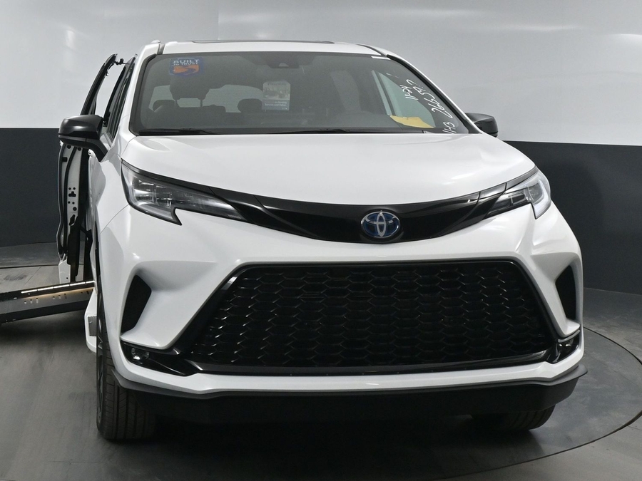 New 2025 Toyota Sienna Hybrid XSE Sport - BraunAbility Side Entry Entry Fold Out Automatic Ramp