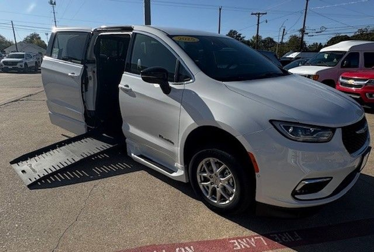 2025 Chrysler Pacifica Select's photo