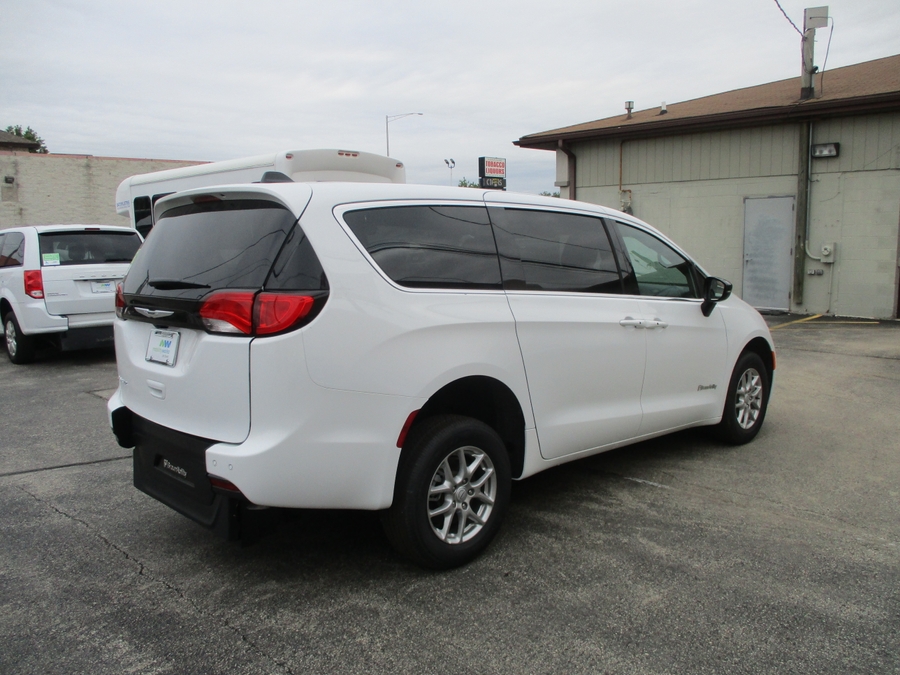 White Chrysler Voyager image number 2