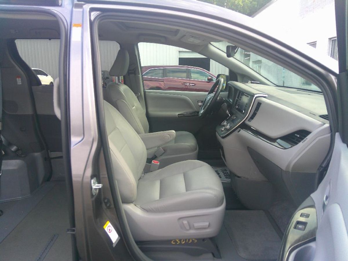 Grey Toyota Sienna image number 12