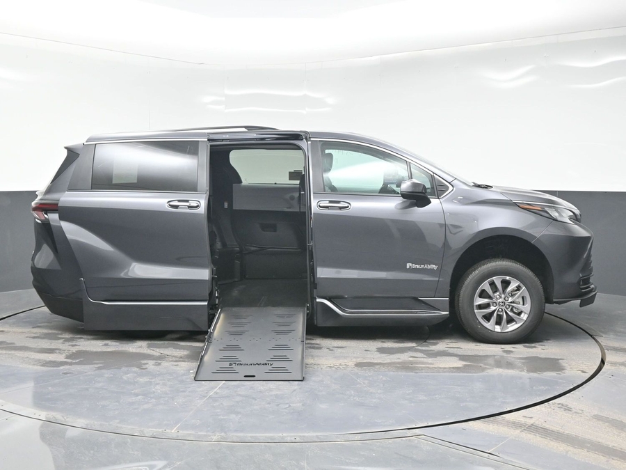 New 2025 Toyota Sienna Hybrid XLE Plus - BraunAbility Side Entry Entry Fold Out Automatic Ramp