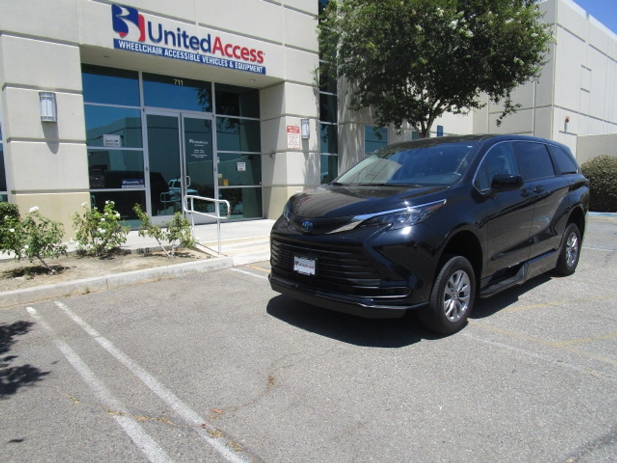 Used 2024 Toyota Sienna Hybrid LE Base - BraunAbility Side Entry Fold Out Automatic Ramp
