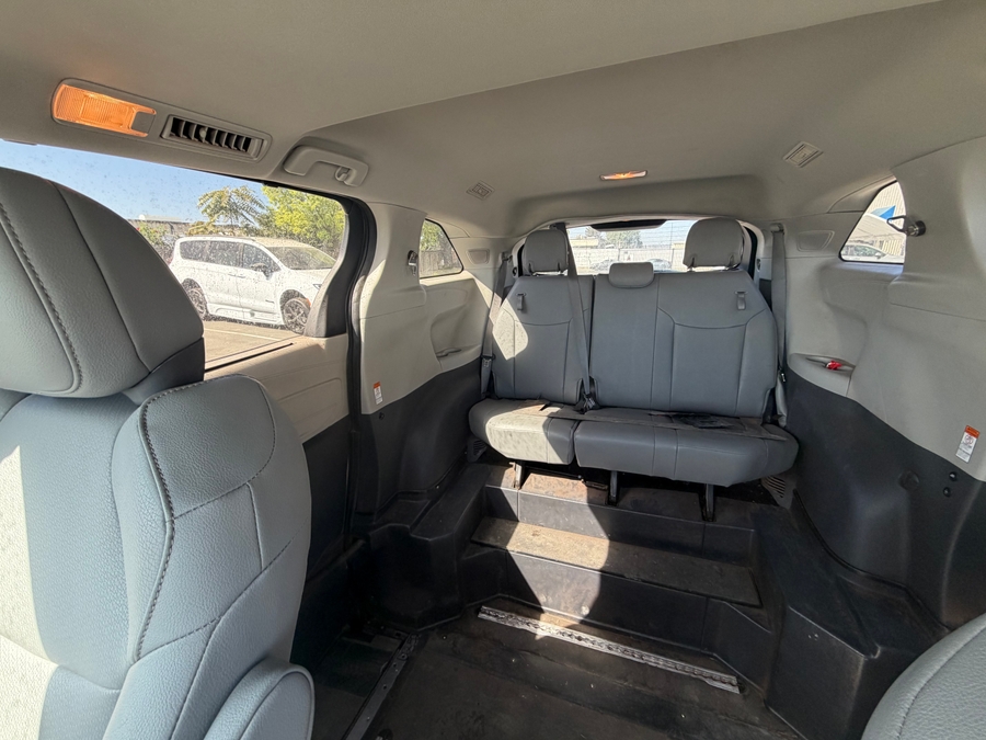 Grey Toyota Sienna image number 5
