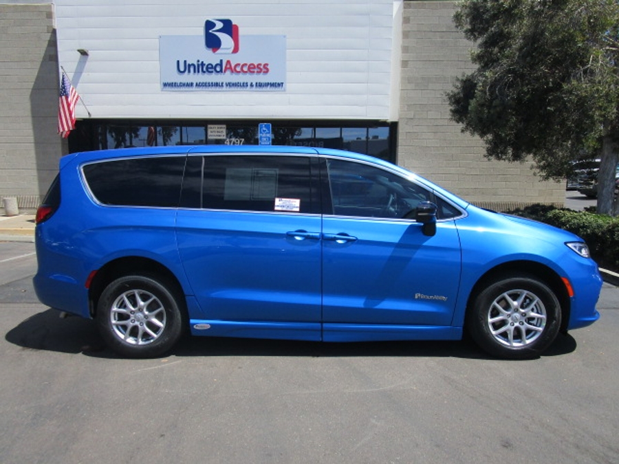 New 2026 Chrysler Pacifica Select Safety - BraunAbility Side Entry Entry Fold Out Automatic Ramp