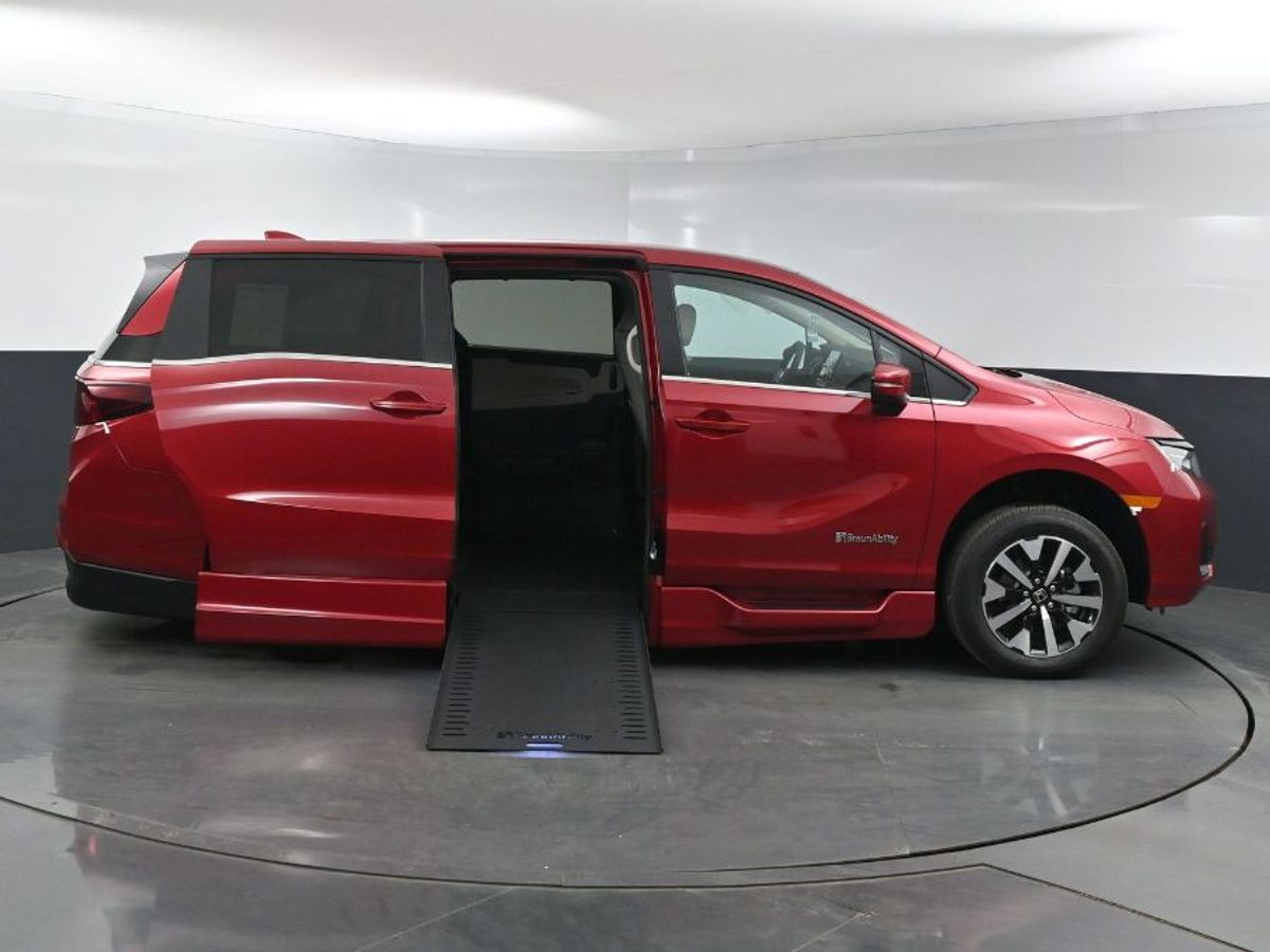 Red Honda Odyssey image number 7