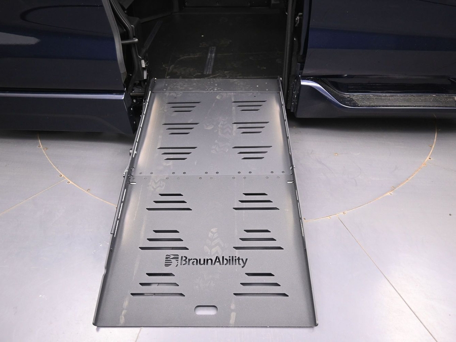 New 2026 Toyota Sienna Hybrid XLE Base - BraunAbility Side Entry Fold Out Automatic Ramp