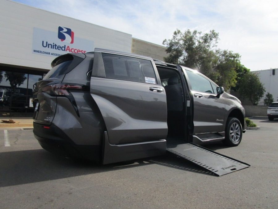 Used 2023 Toyota Sienna Hybrid XLE Base - BraunAbility Side Entry Entry In Floor Automatic Ramp