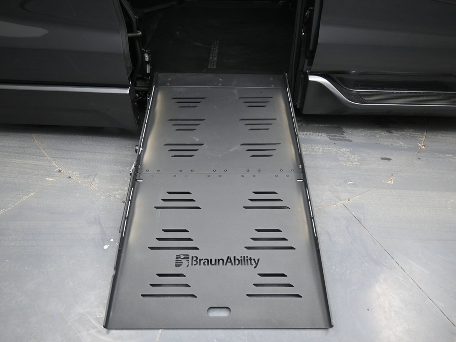 Grey Toyota Sienna image number 10