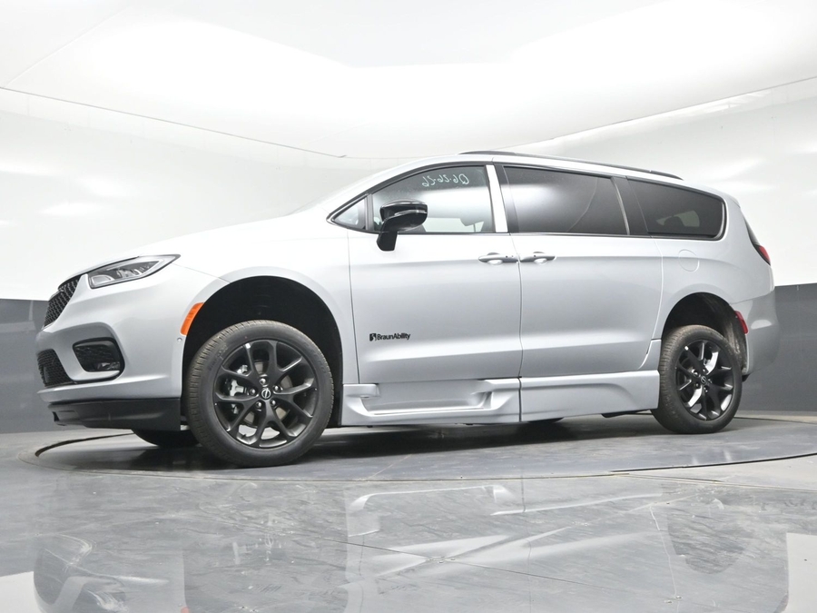 Silver Chrysler Pacifica image number 17
