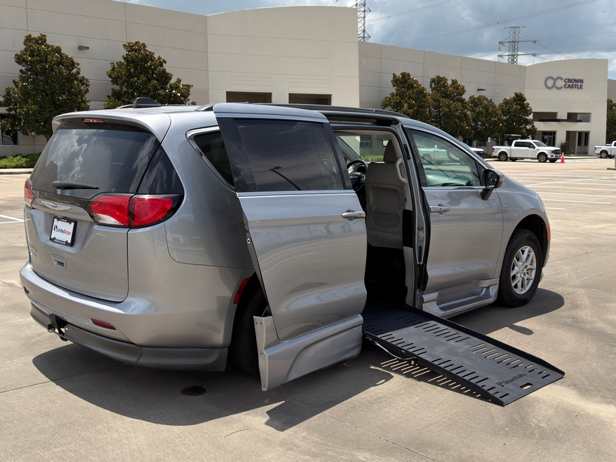 Used 2021 Chrysler Voyager LXi - BraunAbility Side Entry Fold Out Automatic Ramp