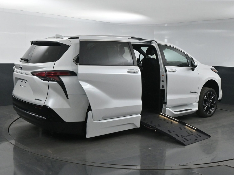 New 2025 Toyota Sienna Hybrid Platinum - BraunAbility Side Entry Entry Fold Out Automatic Ramp