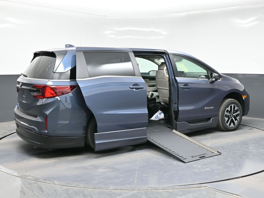 Blue Honda Odyssey image number 6