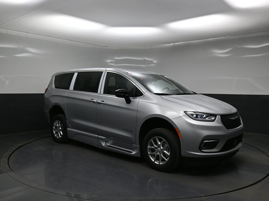 Silver Chrysler Pacifica image number 14