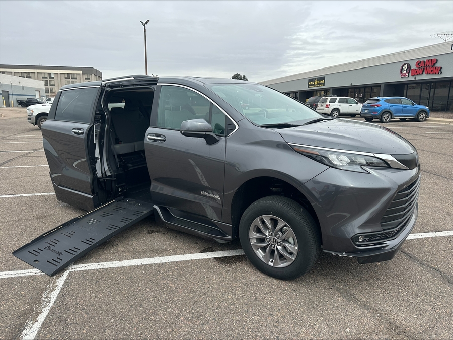 Grey Toyota Sienna image number 15
