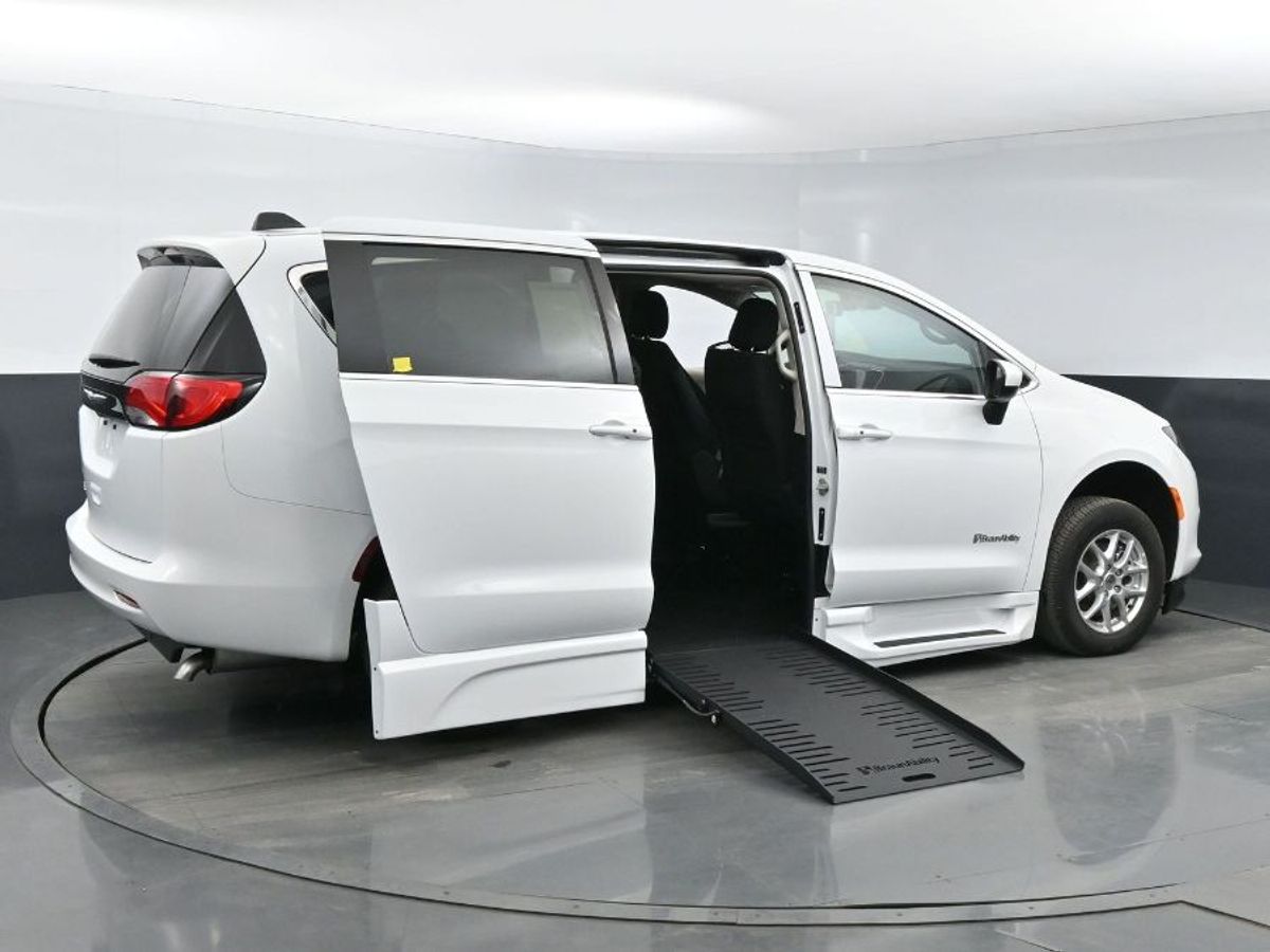White Chrysler Voyager image number 6