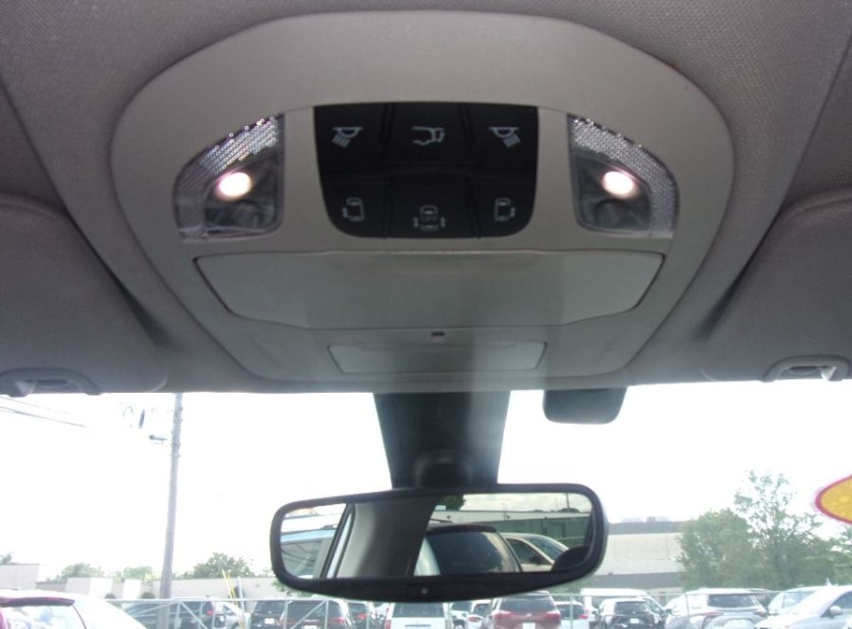 White Chrysler Pacifica image number 13