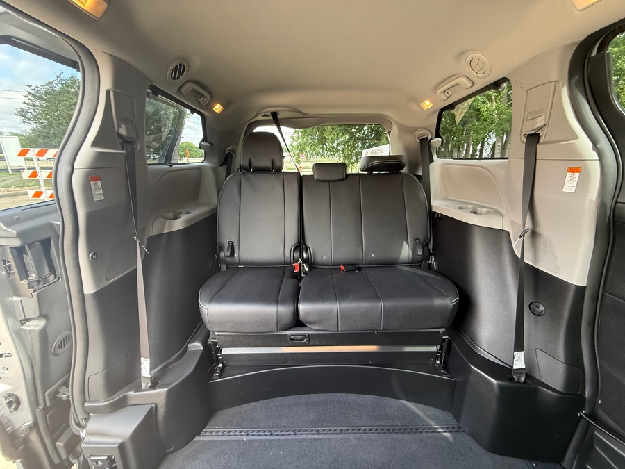 Used 2018 Toyota Sienna SE - BraunAbility Side Entry Entry Fold Out Automatic Ramp