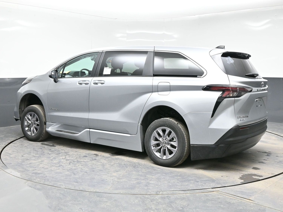 Silver Toyota Sienna image number 3