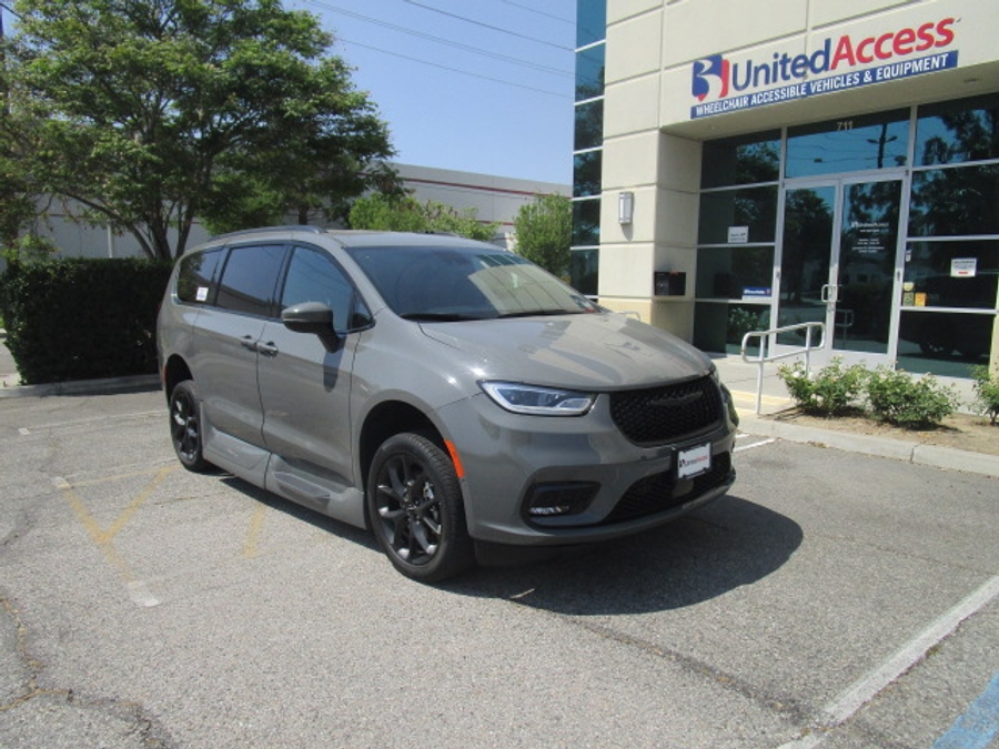 Used 2023 Chrysler Pacifica Touring L - VMI Side Entry Entry In Floor Automatic Ramp