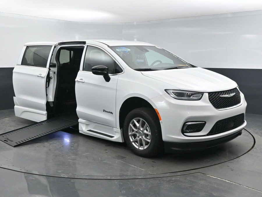 Used 2025 Chrysler Pacifica Select Safety - BraunAbility Side Entry In Floor Automatic Ramp