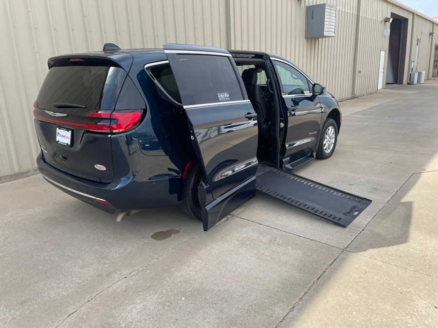 Used 2025 Chrysler Pacifica Select - BraunAbility Side Entry In Floor Automatic Ramp