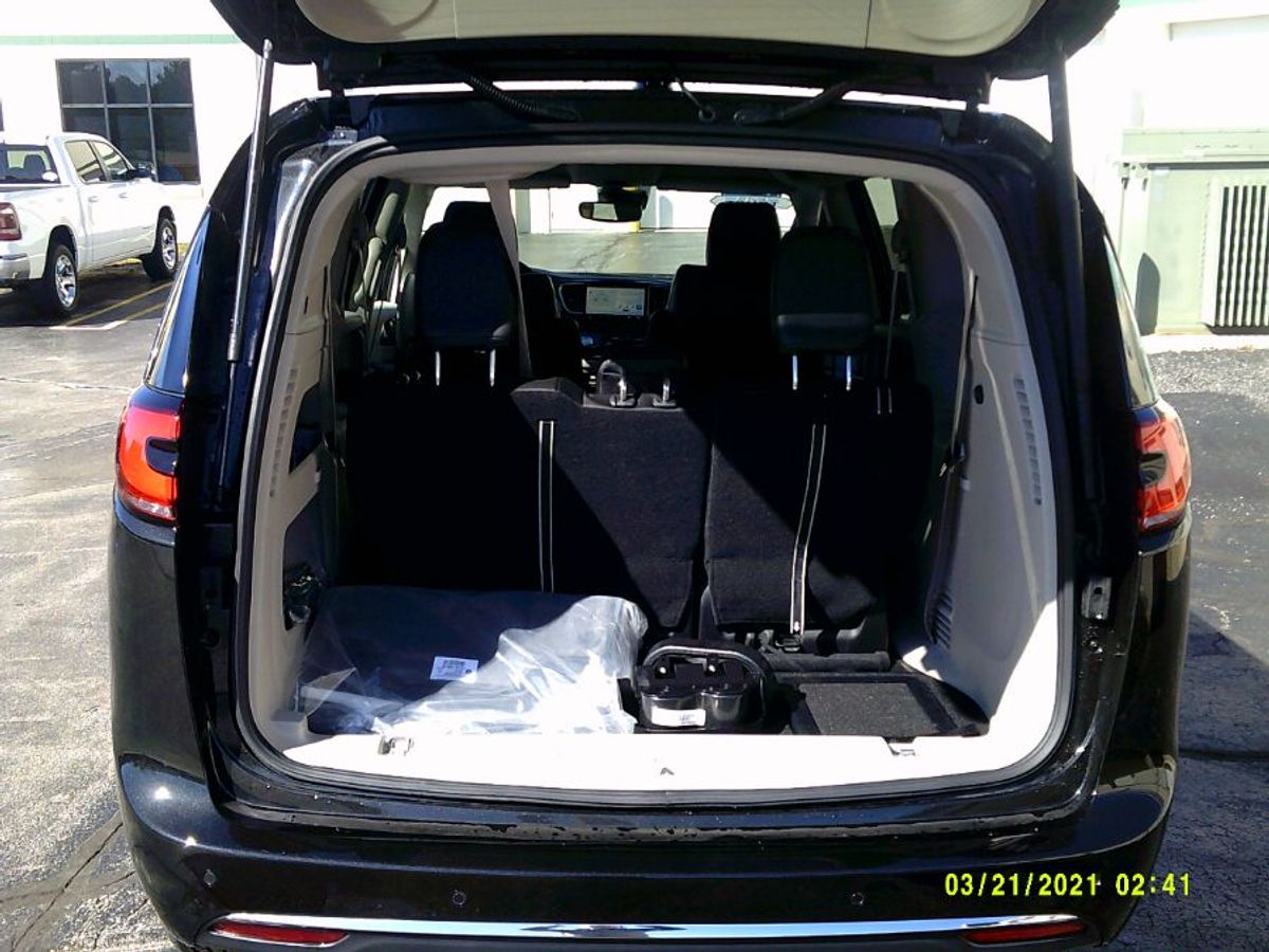 Black Chrysler Pacifica image number 18
