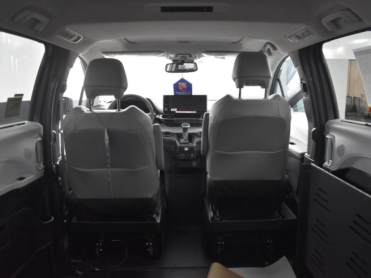 2025 TOYOTA SIENNA - Image 17